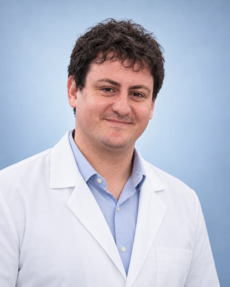 Retrato do Dr. Maurício Meneguim, cirurgião-dentista em Ourinhos